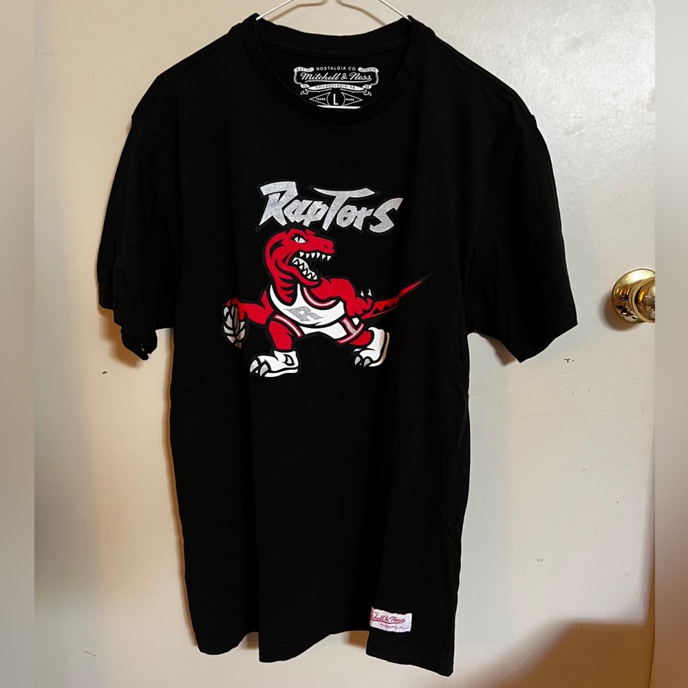 Mitchell and Ness classic Raptors logo tee shirt. Size Large.